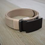 cinturon beige hombre